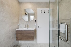 Shower - Hanmer Alpine Chalet - Hanmer Holiday Home (Hanmer Springs)