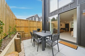 Outdoor dining - Hanmer Alpine Chalet - Hanmer Holiday Home (Hanmer Springs)