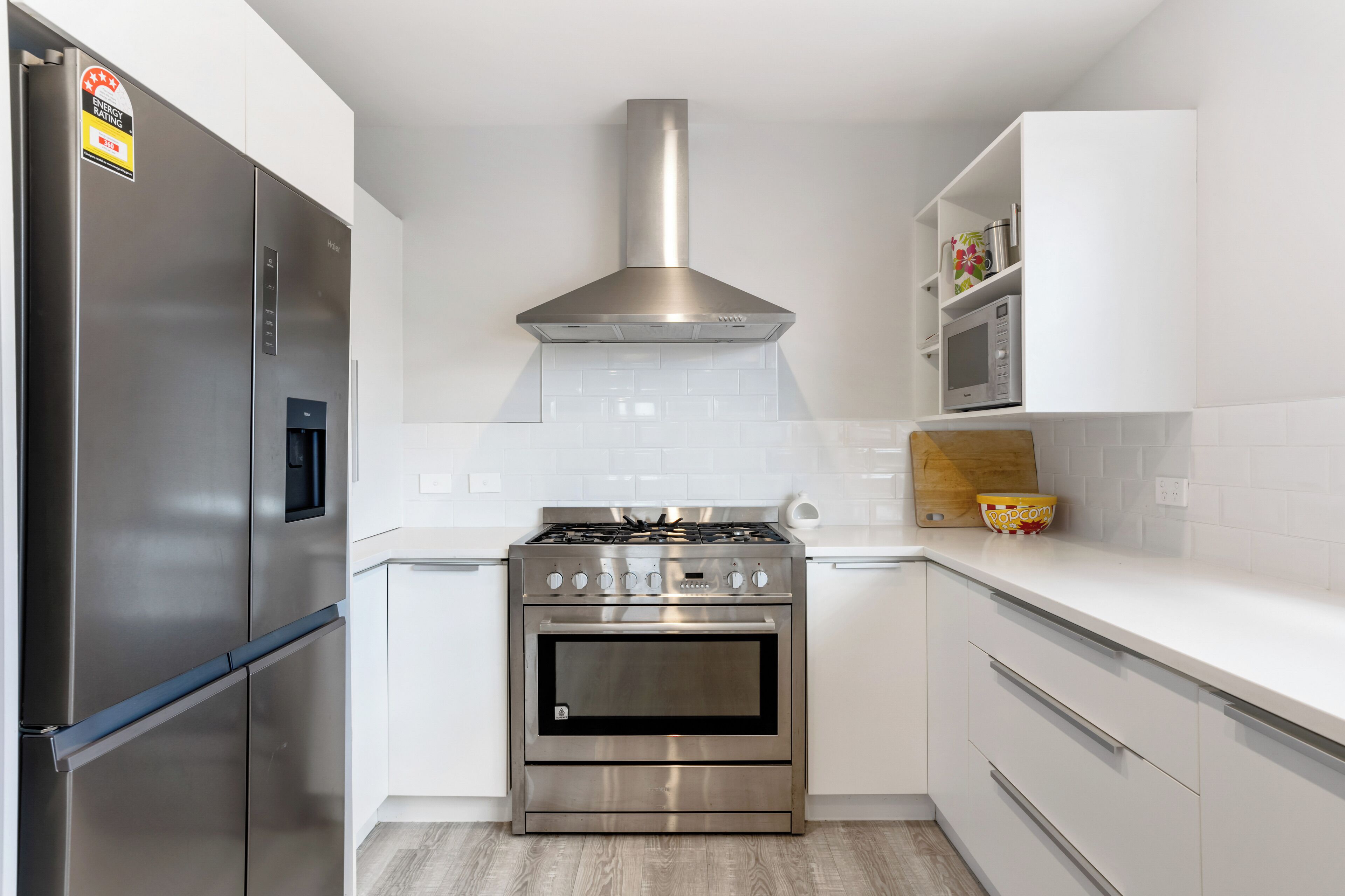 Kjøleskap, mikrobølgeovn, oppvaskmaskin og brødrister