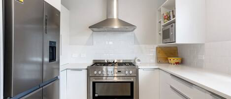 Kjøleskap, mikrobølgeovn, oppvaskmaskin og brødrister