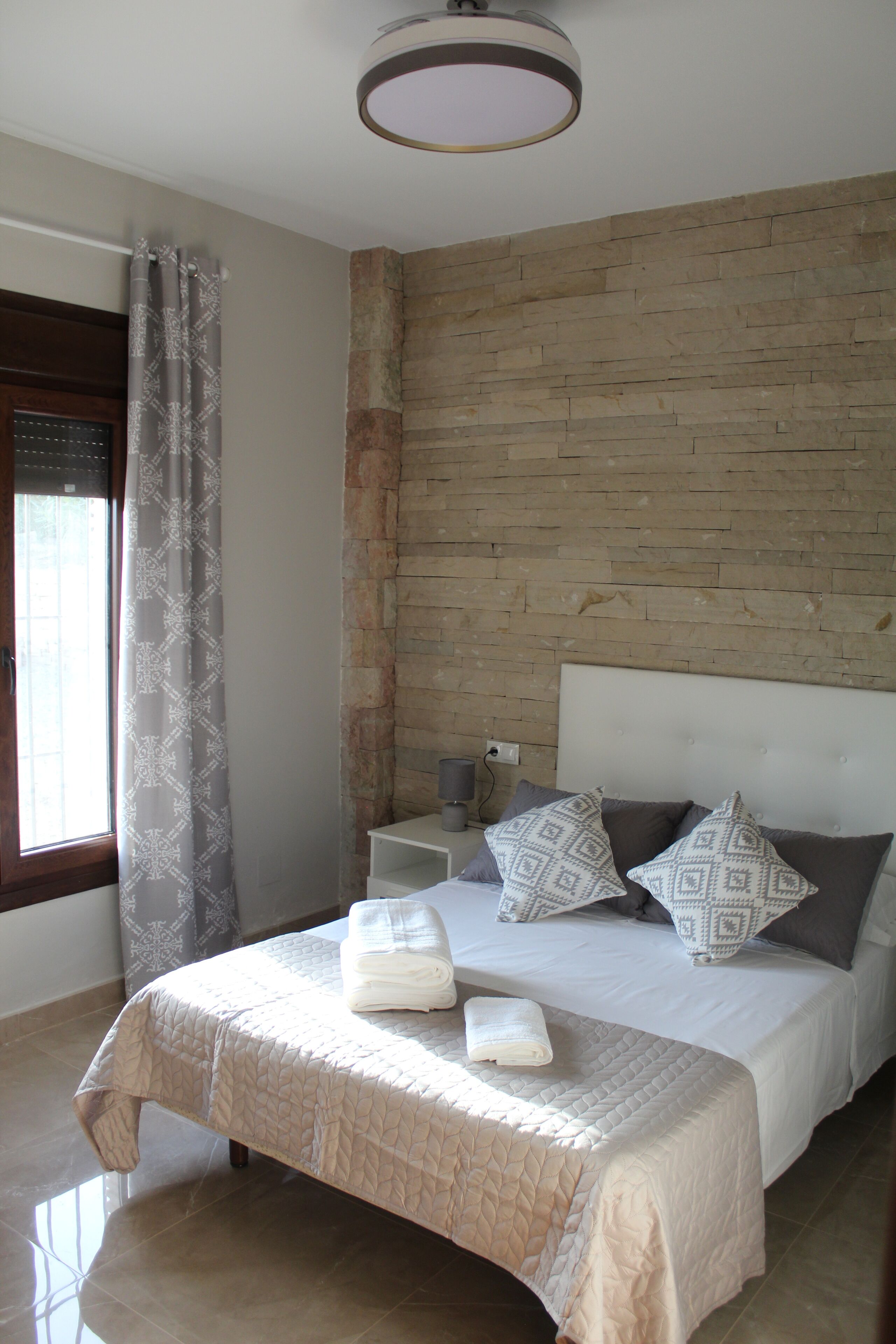 Een strijkplank/strijkijzer, wifi, beddengoed