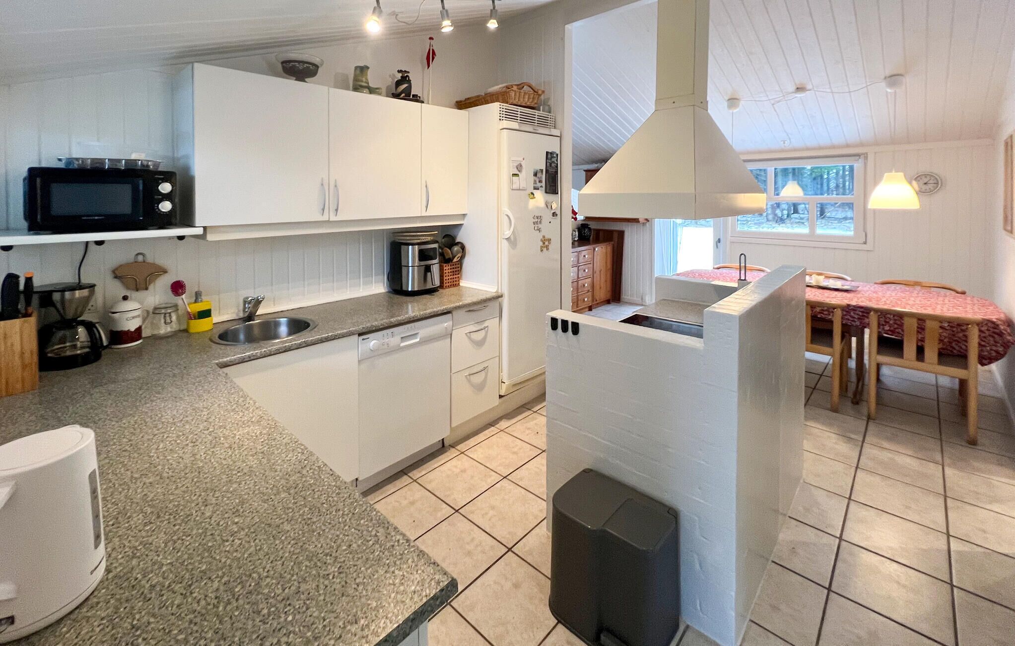 ثلاجة، موقد طهي مسطح، غسالة أطباق، ماكينة لصنع القهوة/الشاي