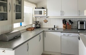 Réfrigérateur, plaque de cuisson, lave-vaisselle, cafetière/bouilloire