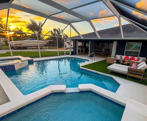 Waterfront Home • Heated Pool • BBQ • Kayaks