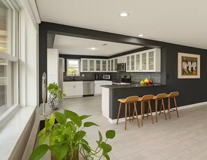 Jääkaappi, mikroaaltouuni, uuni, liesi