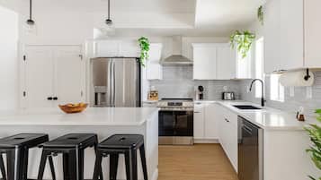 Mikrobølgeovn, ovn, kokeplater og oppvaskmaskin