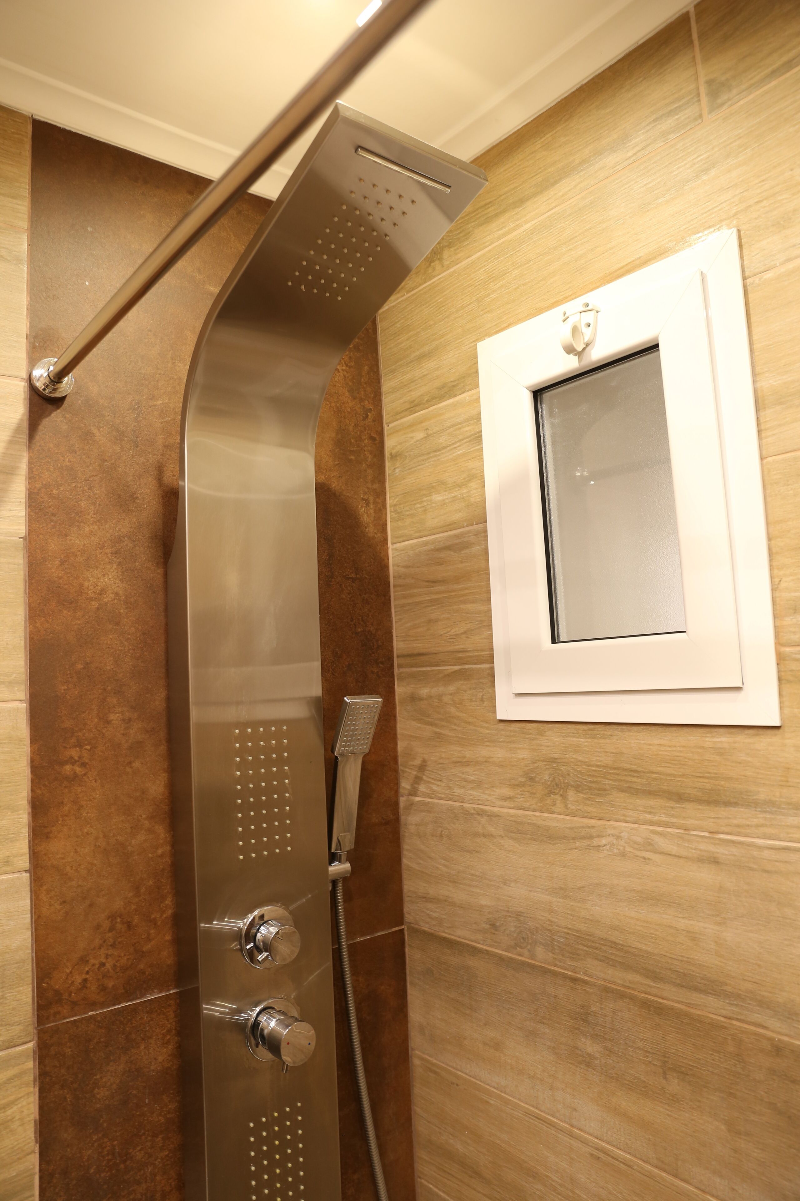 Doccia, vasca idromassaggio, asciugacapelli, bidet