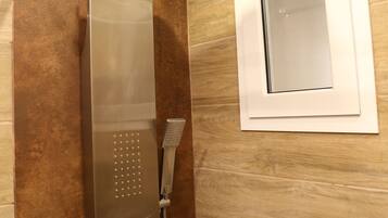 Dusche, Whirlpool, Haartrockner, Bidet