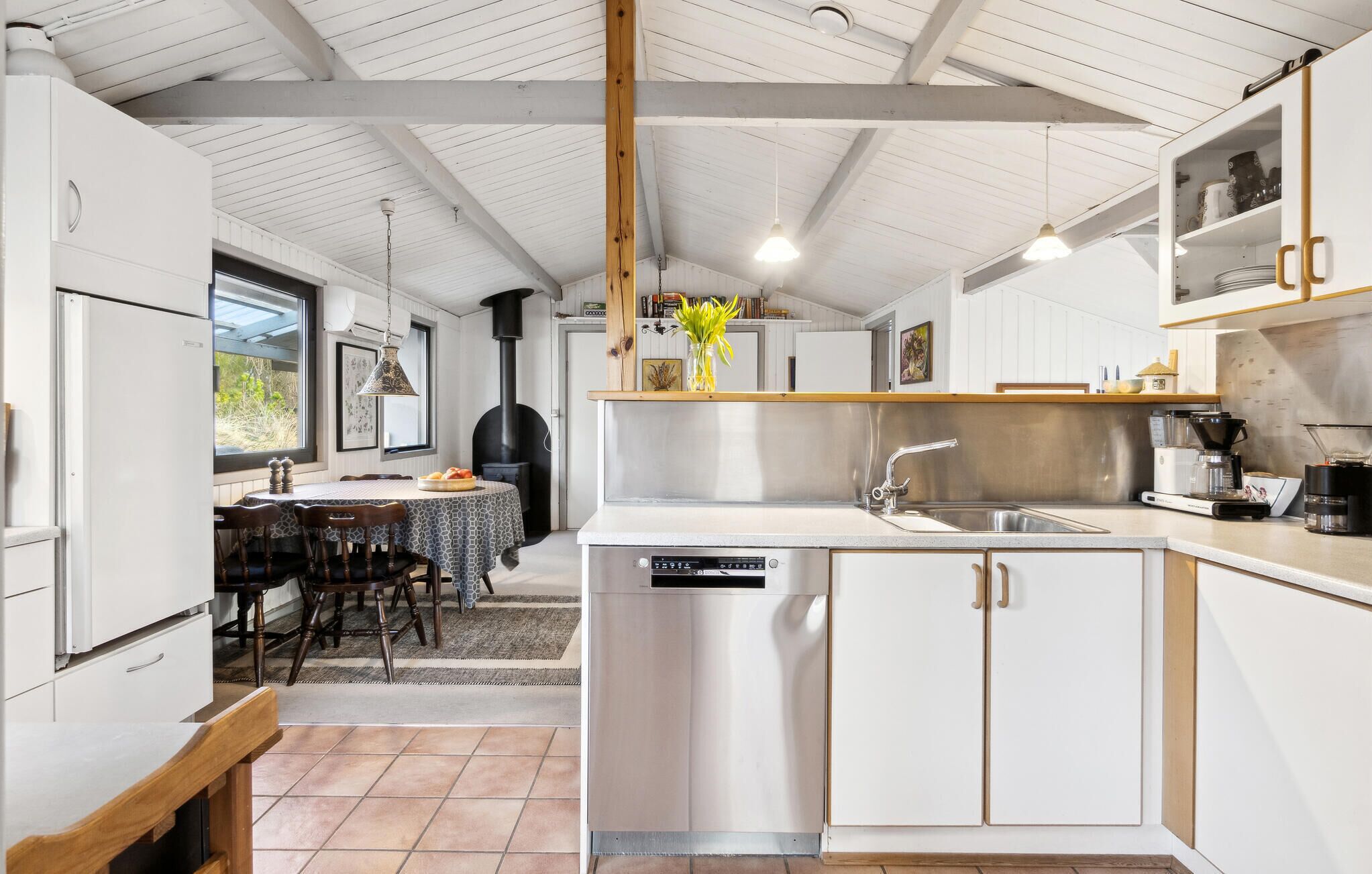 ثلاجة، موقد طهي مسطح، غسالة أطباق، ماكينة لصنع القهوة/الشاي