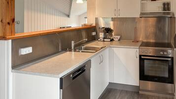 Réfrigérateur, micro-ondes, plaque de cuisson, lave-vaisselle
