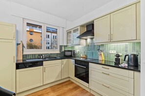 Kühlschrank, Mikrowelle, Ofen, Herdplatte