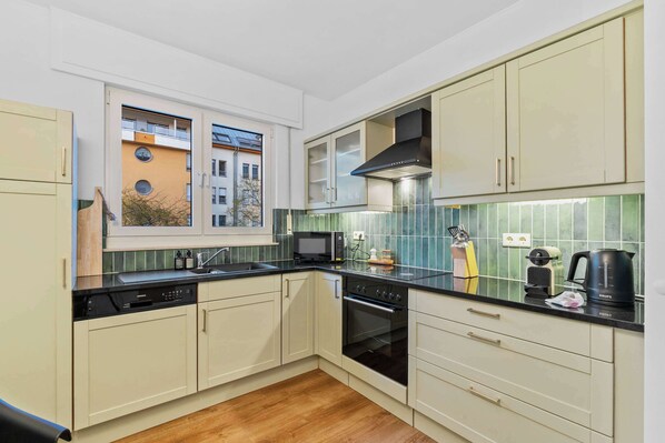 Réfrigérateur, micro-ondes, four, plaque de cuisson