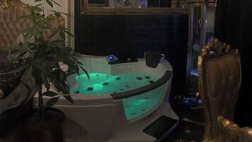 Indoor spa tub