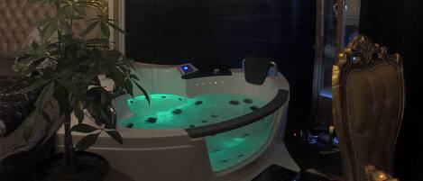 Indoor spa tub