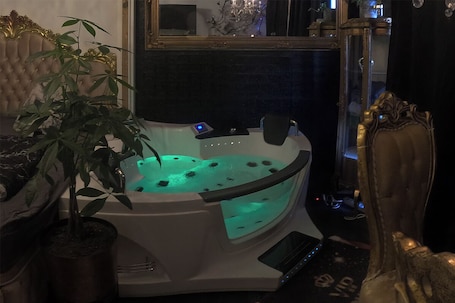 Indoor spa tub. Hourly hotel BlackKingdom