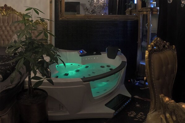 Indoor spa tub - Hourly hotel BlackKingdom (Freiburg im Breisgau)