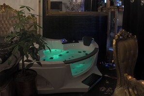 Indoor spa tub - Hourly hotel BlackKingdom (Freiburg im Breisgau)