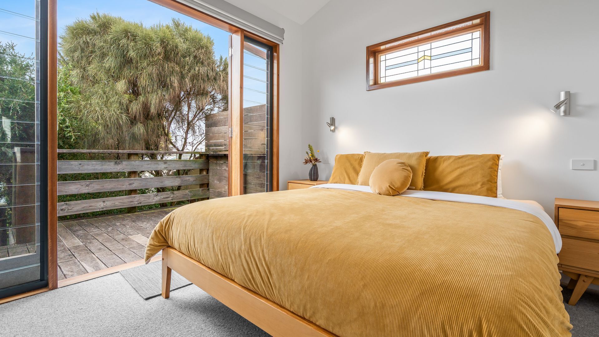 Tabla de planchar con plancha, wifi, ropa de cama