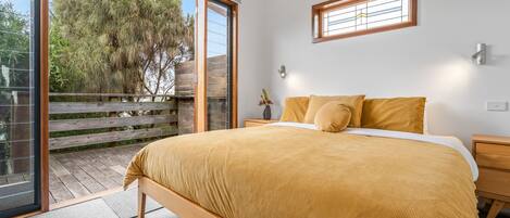 Tabla de planchar con plancha, wifi, ropa de cama