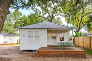 Outdoor dining - New 2 King Bed / 2 Bath Cottage at Starlight Motor Inn Minutes from Downtown (North Charleston)