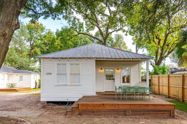 Outdoor dining - New 2 King Bed / 2 Bath Cottage at Starlight Motor Inn Minutes from Downtown (North Charleston)