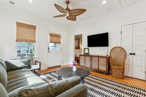 Living area - New 2 King Bed / 2 Bath Cottage at Starlight Motor Inn Minutes from Downtown (North Charleston)