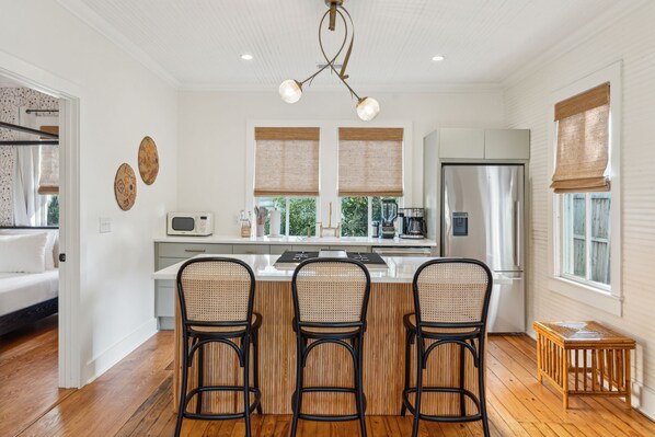 Private kitchen - New 2 King Bed / 2 Bath Cottage at Starlight Motor Inn Minutes from Downtown (North Charleston)