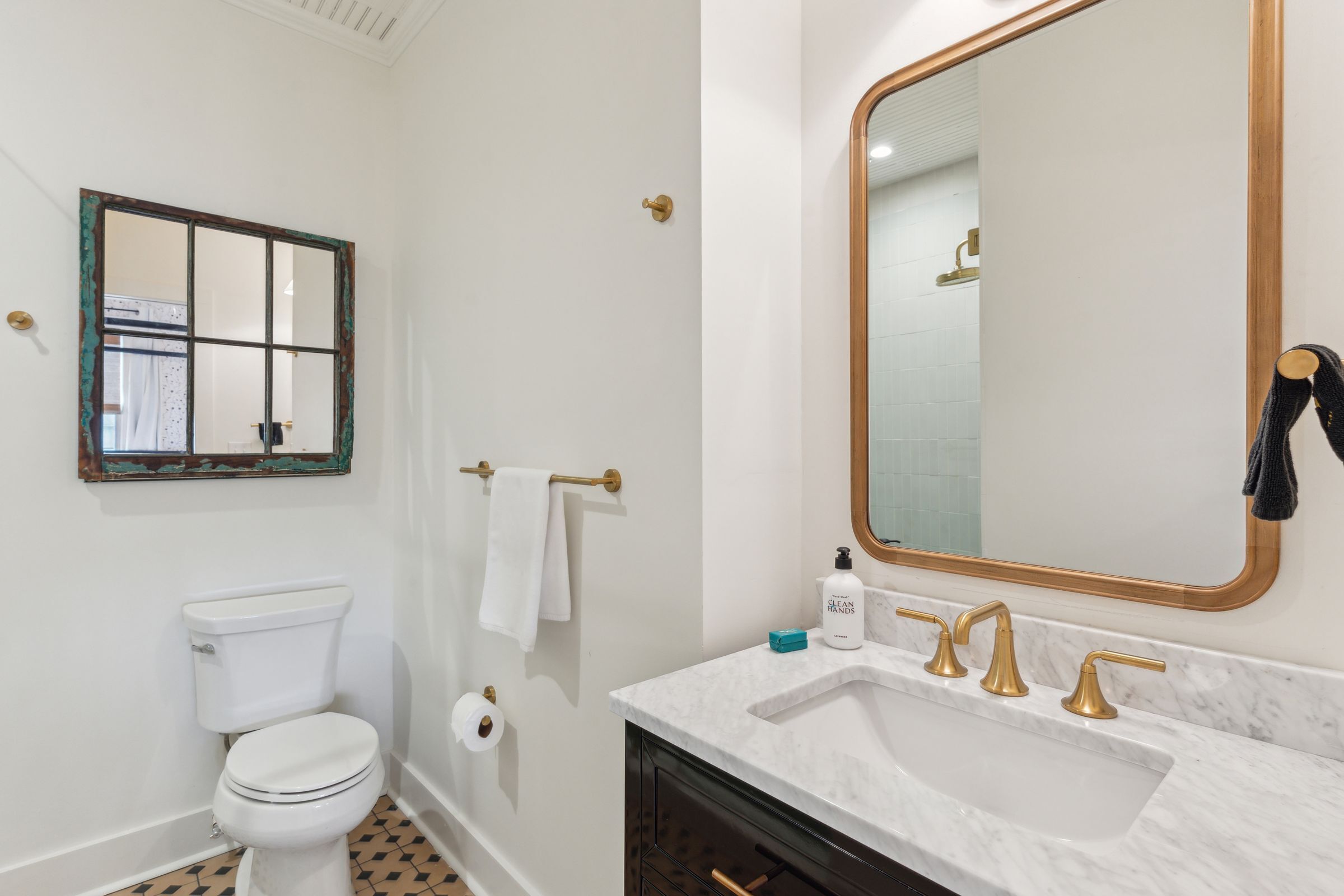 Douche, sèche-cheveux, serviettes fournies