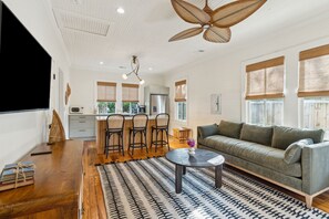 Living area - New 2 King Bed / 2 Bath Cottage at Starlight Motor Inn Minutes from Downtown (North Charleston)