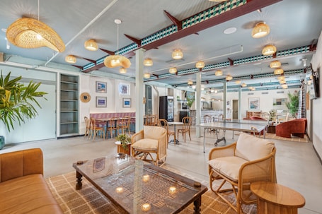 内装. New 3 King Bed / 3.5 Bath Cottage at Starlight Motor Inn Minutes from Downtown