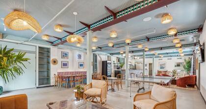 Crow's Nest Cottage at Starlight Motor Inn w/ Pool & Lounges, 5-Mins to Downtown