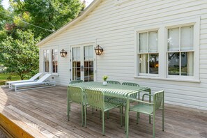 Outdoor dining - New 3 King Bed / 3.5 Bath Cottage at Starlight Motor Inn Minutes from Downtown (North Charleston)