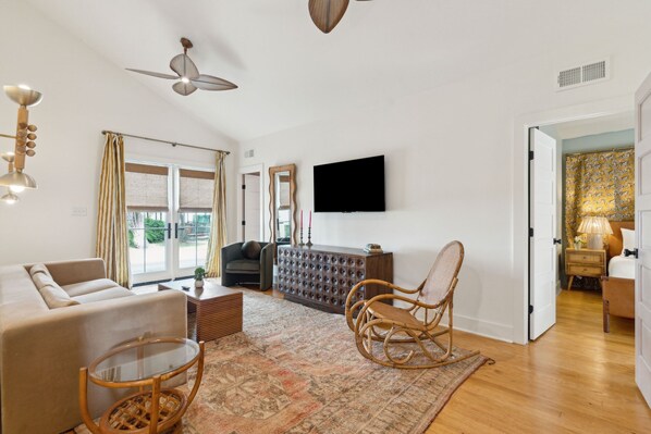 Living area - New 3 King Bed / 3.5 Bath Cottage at Starlight Motor Inn Minutes from Downtown (North Charleston)