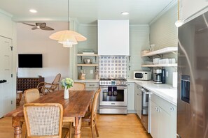 Private kitchen - New 3 King Bed / 3.5 Bath Cottage at Starlight Motor Inn Minutes from Downtown (North Charleston)