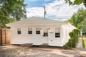 Exterior - New 2 King Bed / 2 Bath Cottage at Starlight Motor Inn Minutes from Downtown (North Charleston)