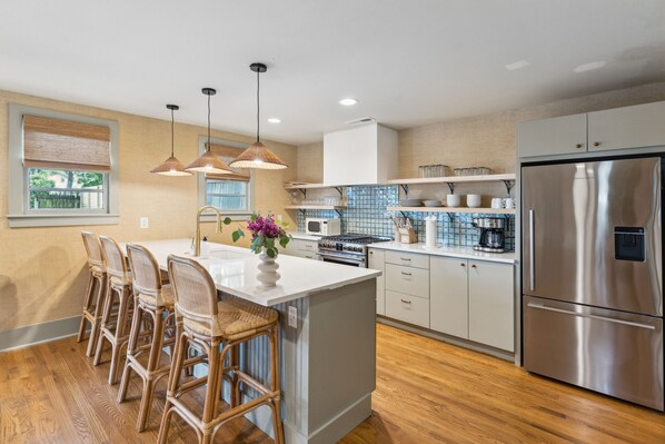 Jääkaappi, mikroaaltouuni, uuni, liesi