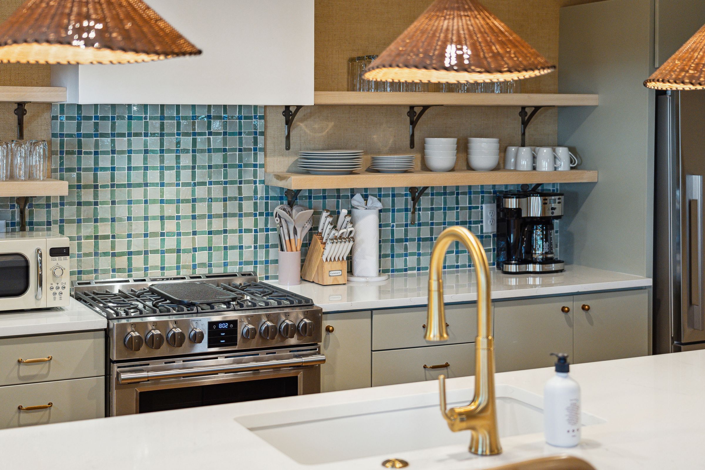 Frigorifero, microonde, forno, piano cottura