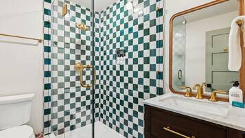 Douche, sèche-cheveux, serviettes fournies