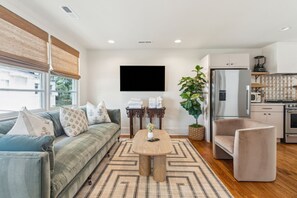 TV, table tennis - New 2 King Bed / 2 Bath Cottage at Starlight Motor Inn Minutes from Downtown (North Charleston)