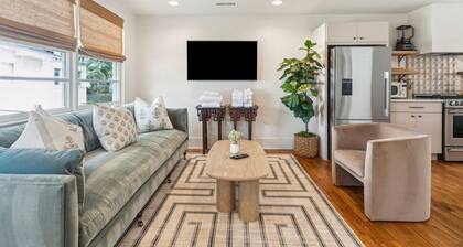 Neptune Cottage at Starlight Motor Inn with Pool & Lounges, 5-Mins to Downtown