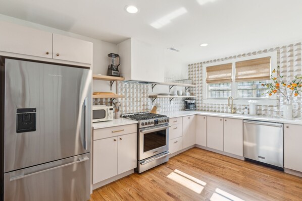 Fridge, microwave, oven, stovetop - New 2 King Bed / 2 Bath Cottage at Starlight Motor Inn Minutes from Downtown (North Charleston)