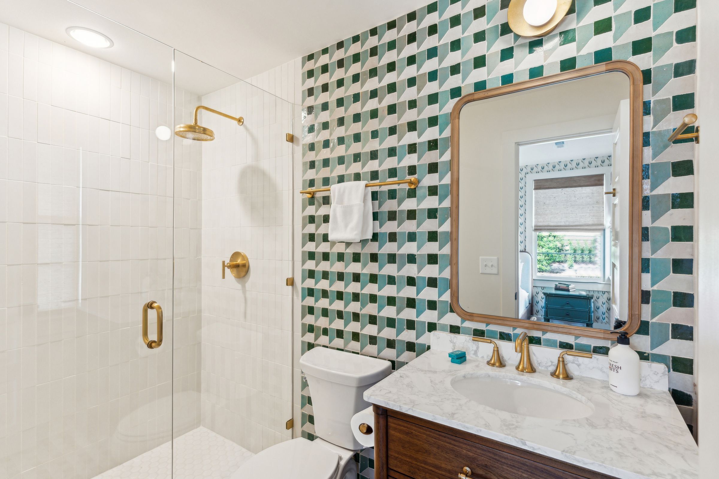 Regadera, secadora de cabello, toallas 