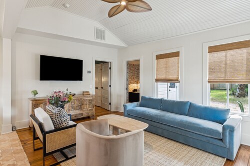 Dixie Cup Cottage at Starlight Motor Inn with Pool & Lounges, 5-Mins to Downtown