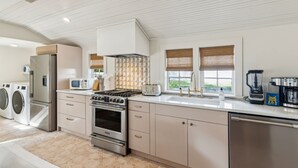 Eine moderne Küche mit Edelstahlgeräten, einem eingebauten Ofen, einer Mikrowelle und einem Toaster.