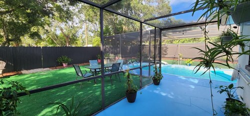 Cozy 2-bedroom house in peaceful New Port Richey with Ptivate Pool and Patio.