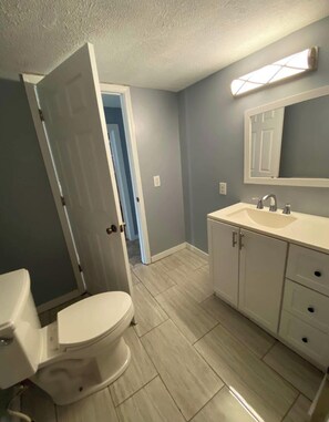 Serviettes fournies, savon, papier toilette