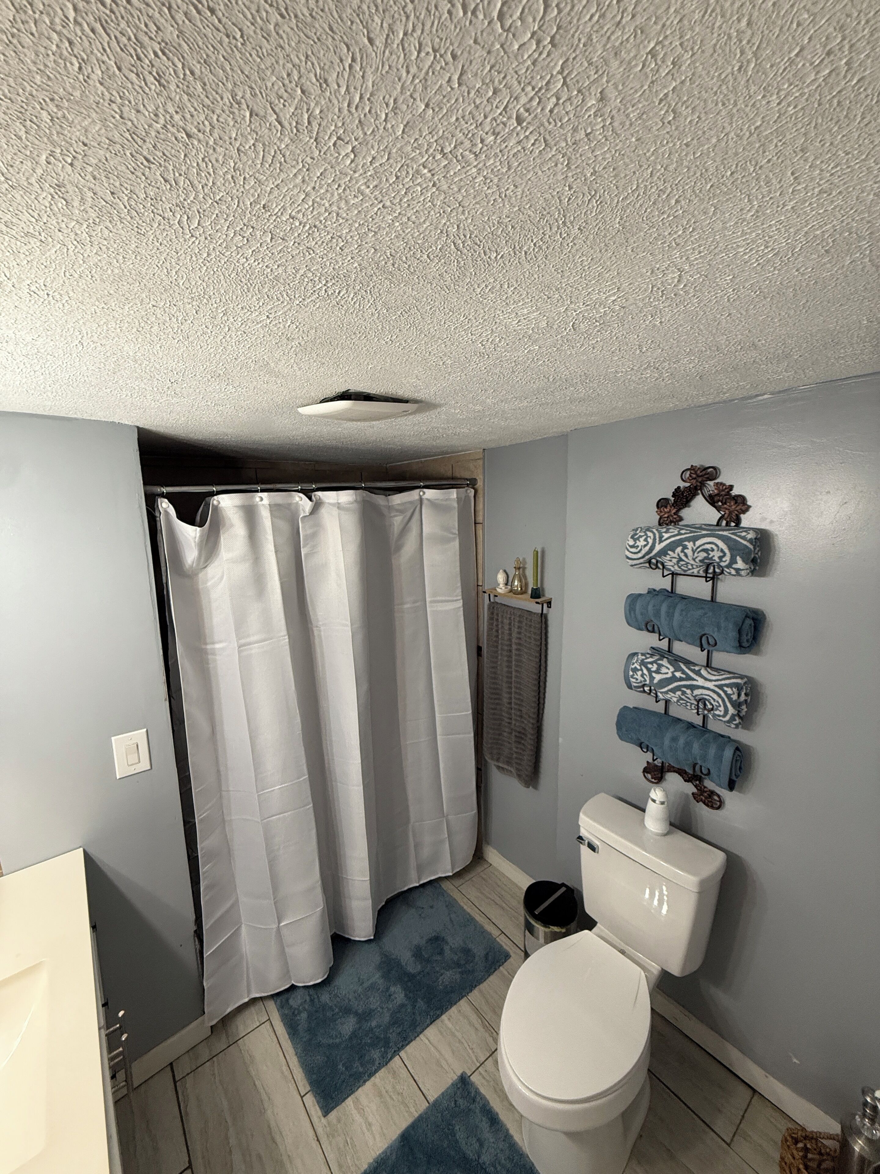 Serviettes fournies, savon, papier de toilette