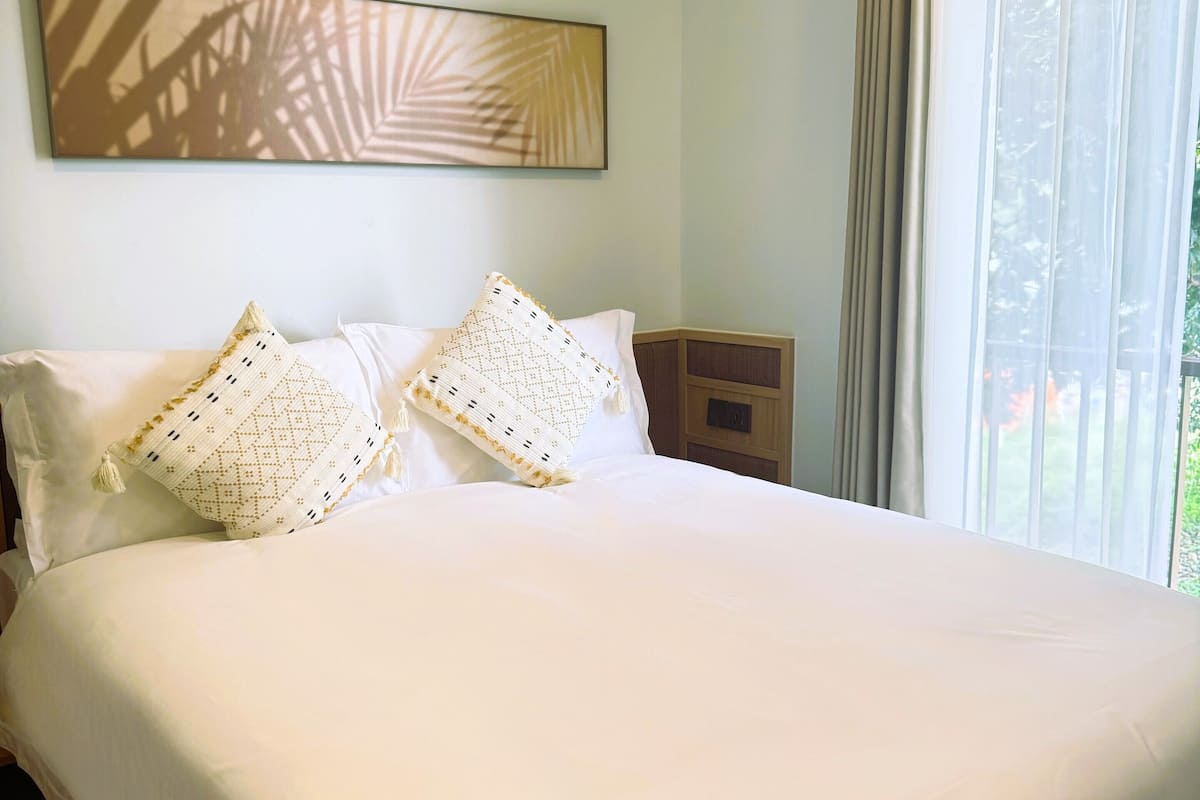 ห้องคลาสสิก, เตียงควีนไซส์ 1 เตียง | ตู้นิรภัยในห้องพัก, Wi-Fi ฟรี