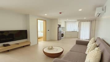 ห้องซูพีเรียสวีท, หลายเตียง, วิวสระว่ายน้ำ | บริเวณนั่งเล่น | สมาร์ททีวี 42 นิ้ว พร้อมช่องดิจิตอล