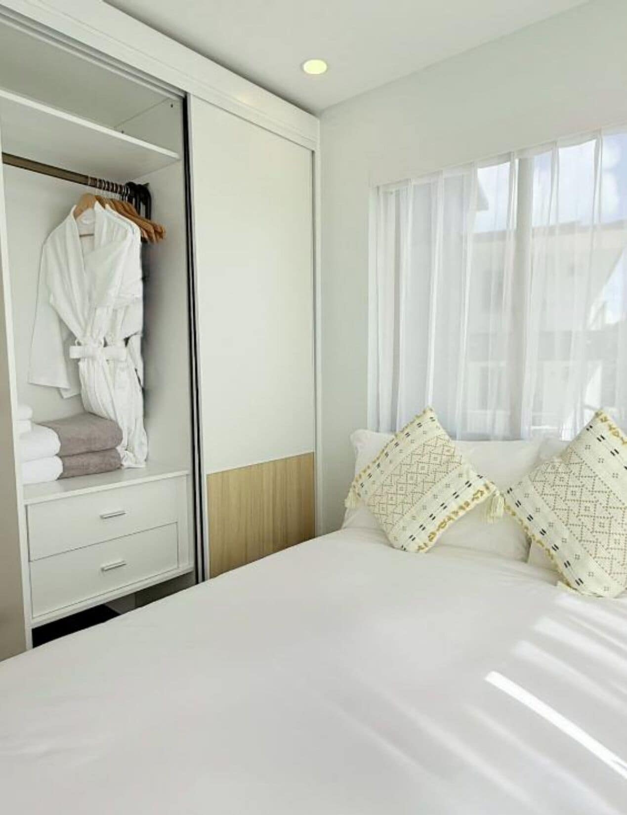 ห้องซูพีเรียสวีท, หลายเตียง, วิวสระว่ายน้ำ | ตู้นิรภัยในห้องพัก, Wi-Fi ฟรี